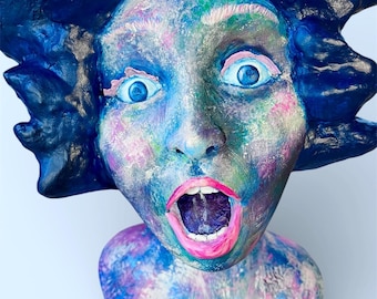 WTF. Scultura artistica in cartapesta OOAK fatta a mano, busto di donna, pittura astratta impressionista.