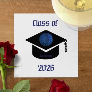 Op de afbeelding: Een witte afstudeeraankondiging met een zwarte baret met een blauwe wereldbol. De tekst luidt "Class of Science 2026" in blauw. Een glas wijn en rode rozen staan op de achtergrond.
