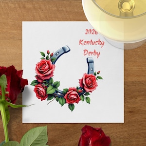 Puede incluir: Un posavasos cuadrado blanco con un diseño de herradura azul, rosas rojas y el texto "2020 Kentucky Derby". La herradura está adornada con rosas rojas y hojas verdes.