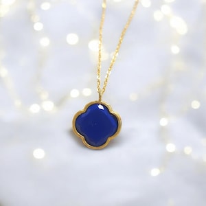 Collier lapis lazuli, collier trèfle, pendentif inspiré de fleurs de Van Cleef en gold filled, pierre de naissance de septembre