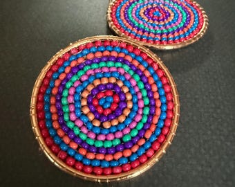 Pendientes de poste con cuentas coloridas – Joyería llamativa en espiral arcoíris de 3,8 cm