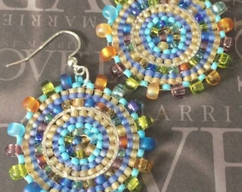 Petites boucles d'oreilles : Bijoux en argent sterling avec perles de rocaille en verre de mer