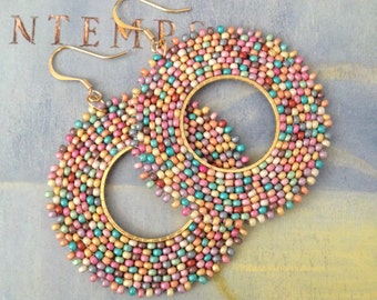 Pendientes de aro estilo bohemio: colgantes de flores silvestres multicolores