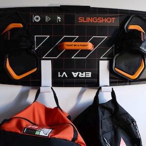 Kitesurfen - Wandhouder voor kitesurfplank en 2 kitebags - Ruimtebesparend opbergsysteem voor kitesurfuitrusting