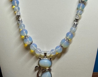 Collar con colgante de gato de ópalo