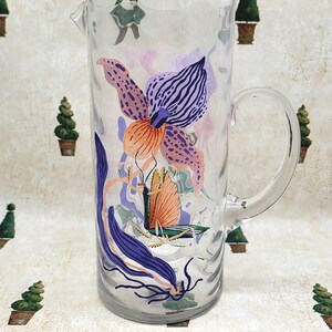 Anthropologie Sarah Gordon Glass Pitcher – Floral Design, Elegant Tableware imagen 3