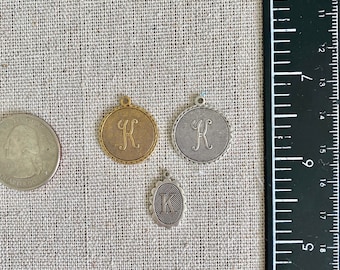 Ciondolo iniziale Heirloom lettera K varie misure argento o oro