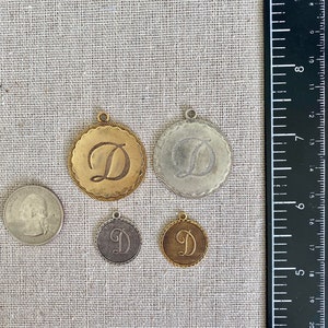Charm inicial de reliquia con la letra D en varios tamaños en plata o en oro