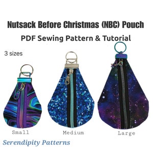 Puede incluir: Tres bolsas con cremallera de diferentes tamaños y patrones. Las bolsas están etiquetadas como "Pequeña", "Mediana" y "Grande". El texto "Nutsack Before Christmas (NBC) Pouch PDF Sewing Pattern & Tutorial" está en la parte superior de la imagen.
