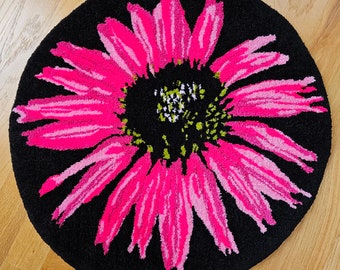 Rudbeckia fait main, fleurs roses vives sur tapis capitonné en acrylique noir