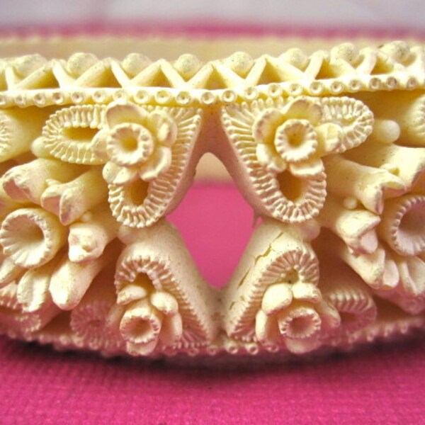 SALE Vintage 1940s Carved Celluloid Bangle Bracelet