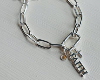 Braccialetto con ciondolo a forma di semi di senape fatto a mano: regalo di gioielli con iniziali e pietre portafortuna - Italia
