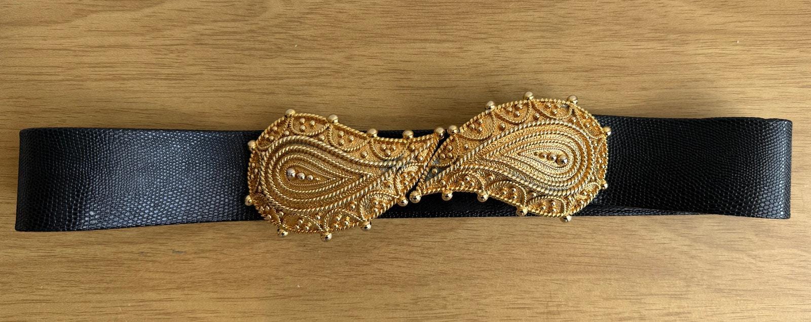 Mimi Di Niscemi Vintage Womens Belt Buckle Demi Ribbed Paisley 1985 Signed Gold Vintage Mimi Di N Paisley Gold Tone Belt Buckle Signed 1985  main image 3