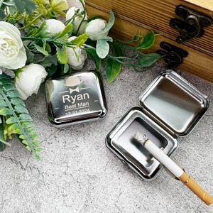 Mini cenicero de metal personalizado para hombre, cenicero de bolsillo portátil de plata pulida con grabado personalizado, grabado a mano, regalo para padrinos de boda.