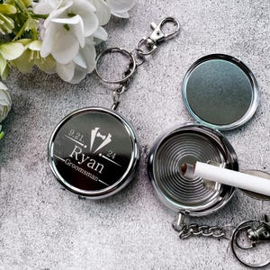Mini llavero personalizado de metal con cenicero para hombre, cenicero de bolsillo portátil de plata pulida con grabado personalizado para padrinos de boda, grabado a mano