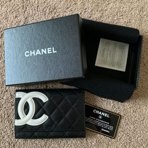 CC1005 Chanel cambon CC mark carteira de pele de cordeiro preta e branca