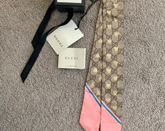 Authentic Gucci GG monogram foulard scarf neck bow in silk with tag and box