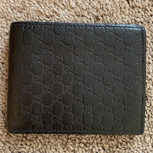 Cartera Gucci de piel marrón oscuro para hombre con monograma GG