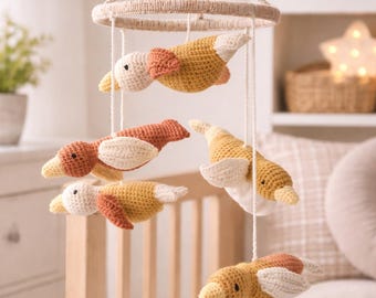 かぎ針編みの鳥型ベビーモビールのパターン - 簡単あみぐるみベビーベッドデコレーション（PDFダウンロード）
