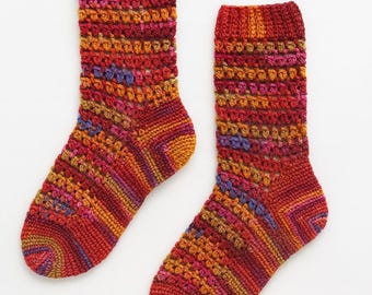 心地よいかぎ針編みの靴下のパターン - 簡単でカラフルなデザイン