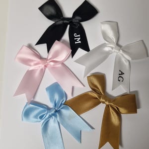 Laços de fita para etiquetas de presente personalizadas, texto inicial em vinil, fita de cetim, etiquetas para nomes de bebidas, cartões para lugares de casamento, etiquetas de vidro para presente personalizadas.