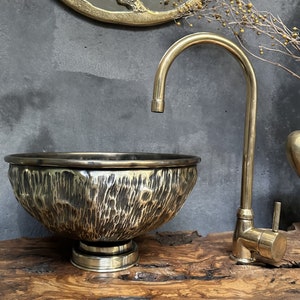 Lavabo de baño de latón antiguo