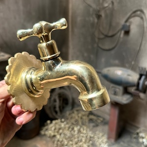 Massiv mässingsutomhuskran: Vintage väggmonterad kallvattenkran för trädgården