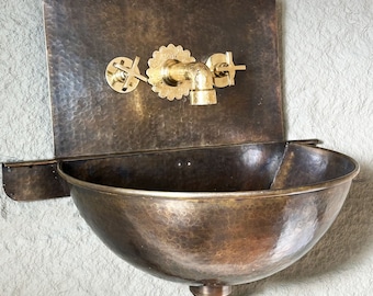 Lavandino da parete in ottone martellato: lavabo da bagno patinato con miscelatore