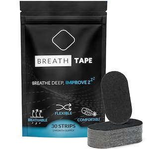 Op de afbeelding: Een zwarte pouch met een wit logo waarop "BREATH TAPE" staat en de tekst "BREATHE DEEP, IMPROVE ZZZ". De pouch bevat 30 zwarte stroken van ademend, flexibel en comfortabel tape. De tekst op de pouch zegt ook "30 STROKEN, 1 MAAND VOORRAAD".