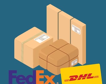Puede incluir: Ilustración de varias cajas y paquetes de cartón, algunos con etiquetas, sobre un fondo azul verdoso. El texto "EXPRESS SHIPPING" está en la parte superior. También están presentes los logotipos de FedEx y DHL.
