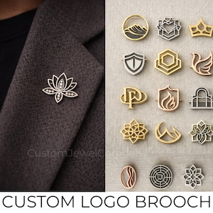 Pode incluir: Uma coleção de broches com logótipo personalizados em vários designs e cores. Os broches incluem uma flor de lótus com strass, um escudo, uma chama e outras formas geométricas. Os broches são exibidos num blazer cinzento e num fundo neutro. O texto "CUSTOM LOGO BROOCH" está na parte inferior.