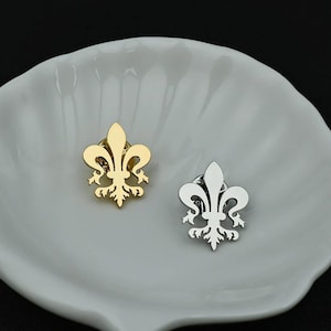 Broche floral de Francia, prendedor de solapa de iris, símbolo floral francés, lirio con escudo de la flor de lis, prendedor de solapa francés, prendedor de explorador, regalo para un amigo francés