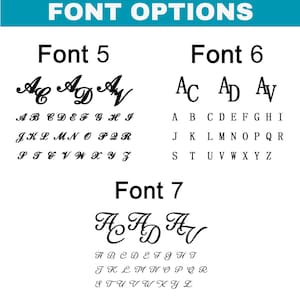 Pu&ograve; includere: Immagine che mostra le opzioni dei caratteri, con il testo "FONT OPTIONS" in alto. Sono mostrati tre stili di carattere: Carattere 5, Carattere 6 e Carattere 7. Ogni carattere mostra l'alfabeto in corsivo nero.
