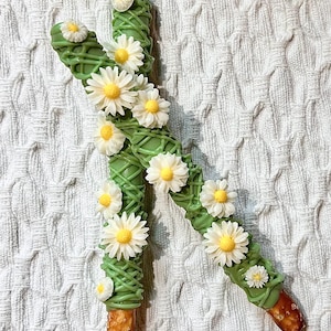 Op de afbeelding: Een set van drie keramische mokken met een gespikkelde, matte afwerking. De mokken zijn in de kleuren crème, lichtgrijs en donkergrijs. Elke mok heeft een eenvoudig, minimalistisch ontwerp en een afgeronde handgreep.