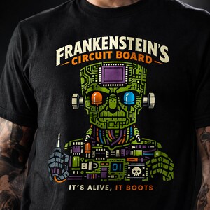 T-shirt Circuit imprimé de Frankenstein, T-shirt Halloween Tech, T-shirt Monstre Ingénieur, Cadeau Geek en Électronique, T-shirt Déguisement Informatique pour Halloween