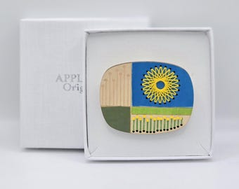 Broche de madera contrachapada de abedul de Northumberland pintado y bordado a mano.
