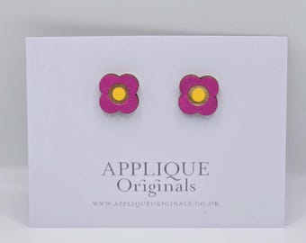 Pendientes de botón con flores pintadas a mano en madera contrachapada de abedul.
