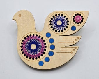 Broche de madera contrachapada de abedul con diseño de pájaro escandinavo/folclórico, pintado y bordado a mano.