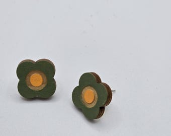Pendientes de botón con flores pintadas a mano en madera contrachapada de abedul.