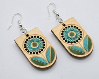 Pendientes de flores de madera contrachapada de abedul pintados y bordados a mano