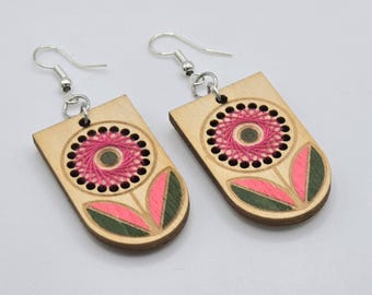 Pendientes de flores de madera contrachapada de abedul pintados y bordados a mano