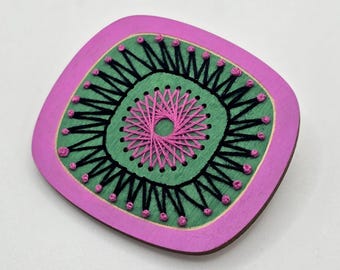 Broche de madera contrachapada de abedul, pintado y bordado a mano, inspirado en el 'Sputnik' de los años 60.