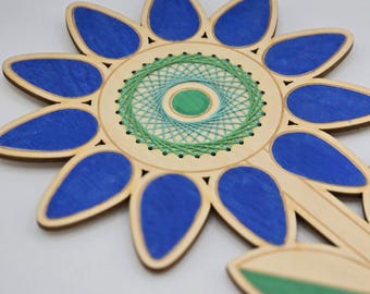 Placa decorativa de pared con diseño de flores de abedul pintadas y bordadas a mano.