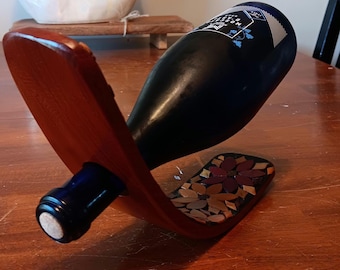 Suporte para vinhos Balance, feito à mão com mosaico de madeira, originário da Costa Rica.