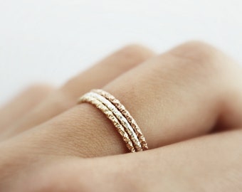 Anillo de apilamiento arrugado mediano en plata de ley o relleno de oro, anillo delgado texturizado de 1,3 mm