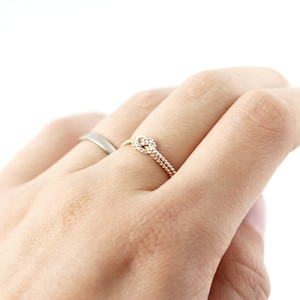 Twee strengen gedraaide knoopring zilveren en goud gevulde ring, belofte of vriendschapsring afbeelding 3