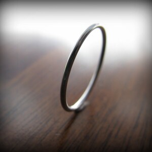 Anillo de platino - Anillo apilable fino y liso de 1 mm