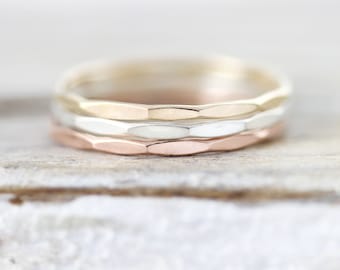 Anillo de apilamiento fino facetado en plata de ley o baño de oro de 1 mm.