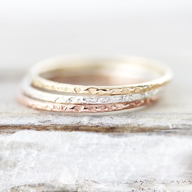 Dunne bedrukte stapelring, ring met ronde rand in sterling zilver, goud gevuld of rosé goud gevuld 1 mm afbeelding 1