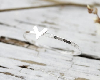 Bague avec petit chevron en argent sterling